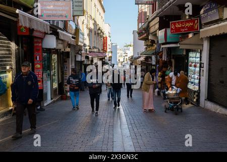 Tanger, Maroc. 6 février 2024 - Groupe de personnes marchant dans une rue à Tanger, Maroc. Banque D'Images