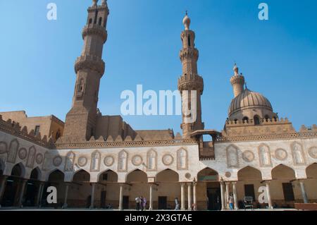 Cour de la mosquée Al Azhar, prétendue être la plus ancienne université du monde, dans le quartier islamique du Caire, en Égypte Banque D'Images