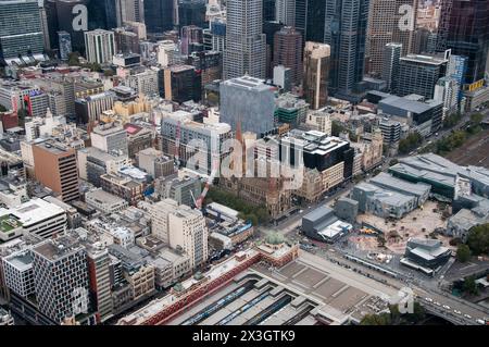 Vue sur la ville de Melbourne depuis la tour Eureka sur Southbank, vue vers le nord-est sur la cathédrale St Paul, la gare de Flinders Street et Federation Square Banque D'Images