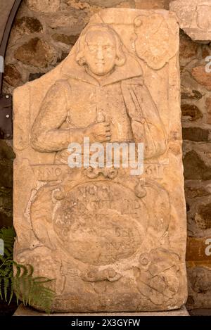 Dalle de tombe de 1610 pour l'étudiant Johann Bernhard von Aschhausen, relief en grès, Renaissance, cour du château, ancien château néo-Renaissance Banque D'Images