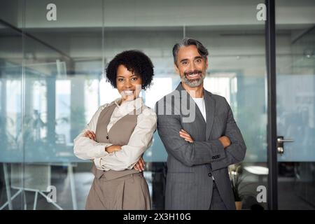 Deux hommes et femmes diversifiés équipe d'affaires se tiennent dans le bureau bras croisés, portrait. Banque D'Images