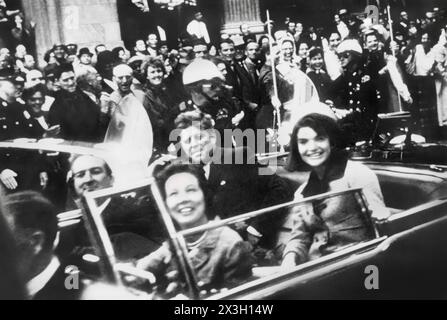 Le président John F. Kennedy et Jaqueline Kennedy avec le gouverneur du Texas John Connally et sa femme dans le cortège du centre-ville de Dallas le 22 novembre 1963 avant l'assassinat du président Kennedy. (ÉTATS-UNIS) Banque D'Images