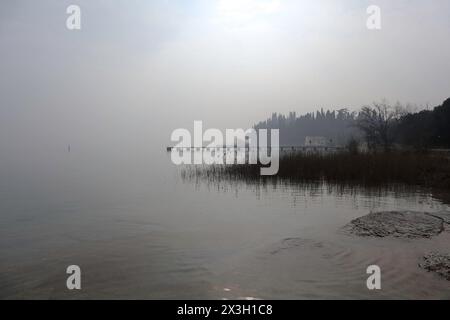 Journée brumeuse sur le lac de Garde Banque D'Images