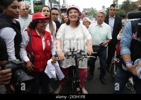 Mexico, Mexique. 26 avril 2024. Xóchitl Gálvez, candidat à la présidence du Mexique pour la coalition Fuerza y ​​Corazon por México, arrive à vélo à l'événement appelé 'Crucero Xingon' pour distribuer des tracts politiques à l'intersection de Rio Churubusco et de l'avenue Universidad dans le bureau du maire de Benito Juárez. Le 26 avril 2024 à Mexico, Mexique. (Photo de Ismael Rosas/ Credit : Eyepix Group/Alamy Live News Banque D'Images