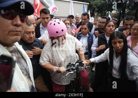 Mexico, Mexique. 26 avril 2024. Xóchitl Gálvez, candidat à la présidence du Mexique pour la coalition Fuerza y ​​Corazon por México, arrive à vélo à l'événement appelé 'Crucero Xingon' pour distribuer des tracts politiques à l'intersection de Rio Churubusco et de l'avenue Universidad dans le bureau du maire de Benito Juárez. Le 26 avril 2024 à Mexico, Mexique. (Photo de Ismael Rosas/ Credit : Eyepix Group/Alamy Live News Banque D'Images