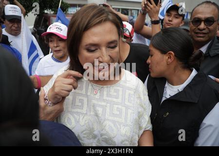 Mexico, Mexique. 26 avril 2024. Xóchitl Gálvez, candidat à la présidence du Mexique pour la coalition Fuerza y ​​Corazon por México, lors d'un événement appelé 'Crucero Xingon' pour distribuer des tracts politiques à l'intersection de Rio Churubusco et de l'avenue Universidad dans le bureau du maire de Benito Juárez. Le 26 avril 2024 à Mexico, Mexique. (Photo de Ismael Rosas/ Credit : Eyepix Group/Alamy Live News Banque D'Images