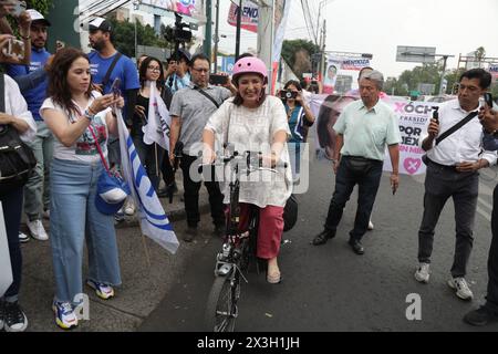 Mexico, Mexique. 26 avril 2024. Xóchitl Gálvez, candidat à la présidence du Mexique pour la coalition Fuerza y Corazon por México, arrive à vélo à l'événement appelé 'Crucero Xingon' pour distribuer des tracts politiques à l'intersection de Rio Churubusco et de l'avenue Universidad dans le bureau du maire de Benito Juárez. Le 26 avril 2024 à Mexico, Mexique. (Photo par Ismael Rosas / Eyepix Group / Sipa USA) crédit : Sipa USA / Alamy Live News Banque D'Images