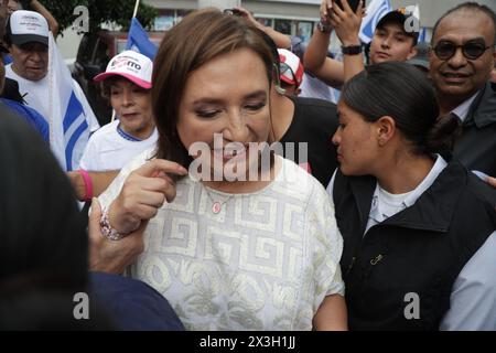 Mexico, Mexique. 26 avril 2024. Xóchitl Gálvez, candidat à la présidence du Mexique pour la coalition Fuerza y Corazon por México, lors d'un événement appelé 'Crucero Xingon' pour distribuer des tracts politiques à l'intersection de Rio Churubusco et de l'avenue Universidad dans le bureau du maire de Benito Juárez. Le 26 avril 2024 à Mexico, Mexique. (Photo par Ismael Rosas / Eyepix Group / Sipa USA) crédit : Sipa USA / Alamy Live News Banque D'Images