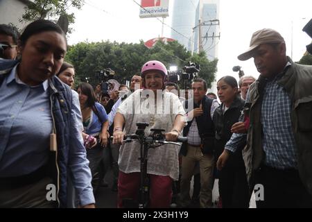 Mexico, Mexique. 26 avril 2024. XÃ³chitl GÃ¡lvez, candidat à la présidence du Mexique pour la coalition Fuerza y ''''' '‹ Corazon por México, arrive à vélo à l'événement appelé 'Crucero Xingon' pour distribuer des dépliants politiques à l'intersection de Rio Churubusco et de l'avenue Universidad dans le bureau du maire de Benito JuÃ¡rez. (Crédit image : © Ismael Rosas/eyepix via ZUMA Press Wire) USAGE ÉDITORIAL SEULEMENT! Non destiné à UN USAGE commercial ! Banque D'Images