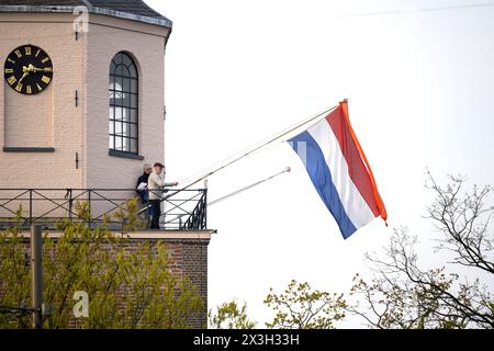 EMMEN - le drapeau néerlandais est hissé sur la Grote Kerk pour la fête du Roi. Alors que la famille royale visite Emmen, la fête nationale est également entièrement célébrée dans le reste du pays. ANP SANDER KONING netherlands Out - belgique Out crédit : ANP/Alamy Live News Banque D'Images