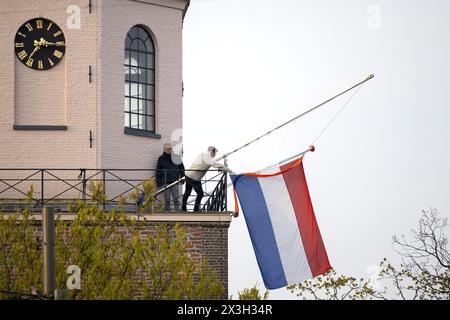 EMMEN - le drapeau néerlandais est hissé sur la Grote Kerk pour la fête du Roi. Alors que la famille royale visite Emmen, la fête nationale est également entièrement célébrée dans le reste du pays. ANP SANDER KONING netherlands Out - belgique Out crédit : ANP/Alamy Live News Banque D'Images