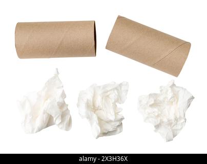 Vue de dessus ensemble de boules de papier de soie vissées ou froissées avec des noyaux après utilisation dans les toilettes ou les toilettes est isolé sur fond blanc avec chemin de découpage. Banque D'Images