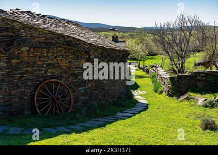 Vieilles maisons en pierre et en ardoise dans un champ verdoyant dans les montagnes de Guadalajara, Espagne. Banque D'Images
