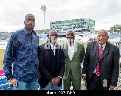 Leeds, Royaume-Uni. 25 avril 2024. Photo Allan McKenzie/SWpix.com - 25/04/2024 - Cricket - Antigua & Barbuda Cricket and culture Tour - Headingley Cricket Ground, Leeds, Angleterre - Sir Curtly Ambrose avec Sir Richie Richardson, Sir Vivian Richards et Sir Andy Roberts au stade Headingley. Crédit : SWpix/Alamy Live News Banque D'Images