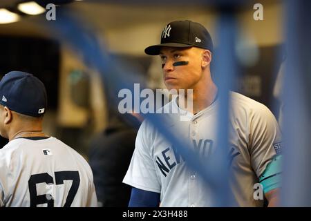 Milwaukee, WI, États-Unis. 26 avril 2024. Aaron Judge (99), le surfer sur le terrain des Yankees de New York, lors du match opposant les Brewers de Milwaukee et les Yankees de New York à l'American Family Field à Milwaukee, WISCONSIN. Darren Lee/CSM/Alamy Live News Banque D'Images