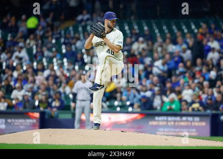 Milwaukee, WI, États-Unis. 26 avril 2024. Colin Rea (48), lanceur des Milwaukee Brewers, lors du match entre les Milwaukee Brewers et les New York Yankees à l'American Family Field à Milwaukee, WISCONSIN. Darren Lee/CSM/Alamy Live News Banque D'Images