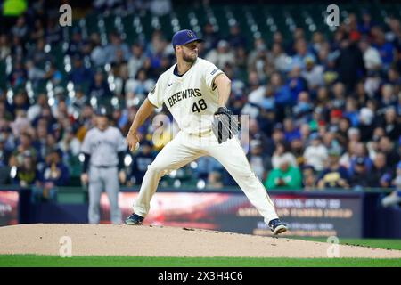 Milwaukee, WI, États-Unis. 26 avril 2024. Colin Rea (48), lanceur des Milwaukee Brewers, lors du match entre les Milwaukee Brewers et les New York Yankees à l'American Family Field à Milwaukee, WISCONSIN. Darren Lee/CSM/Alamy Live News Banque D'Images