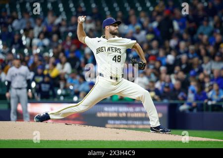 Milwaukee, WI, États-Unis. 26 avril 2024. Colin Rea (48), lanceur des Milwaukee Brewers, lors du match entre les Milwaukee Brewers et les New York Yankees à l'American Family Field à Milwaukee, WISCONSIN. Darren Lee/CSM/Alamy Live News Banque D'Images