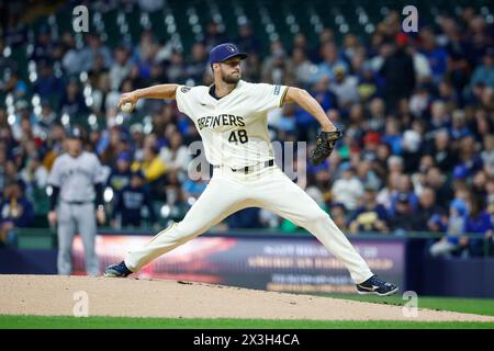 Milwaukee, WI, États-Unis. 26 avril 2024. Colin Rea (48), lanceur des Milwaukee Brewers, lors du match entre les Milwaukee Brewers et les New York Yankees à l'American Family Field à Milwaukee, WISCONSIN. Darren Lee/CSM/Alamy Live News Banque D'Images