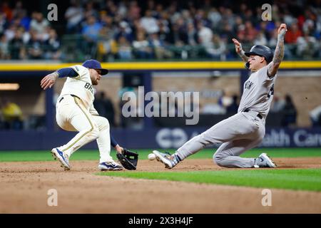 Milwaukee, WI, États-Unis. 26 avril 2024. Alex Verdugo (24 ans), l'outfielder des Yankees de New York, est surpris en train de voler par Brice Turang (2 ans), deuxième base des Milwaukee Brewers, lors du match entre les Milwaukee Brewers et les Yankees de New York, à l'American Family Field à Milwaukee, WISCONSIN. Darren Lee/CSM/Alamy Live News Banque D'Images