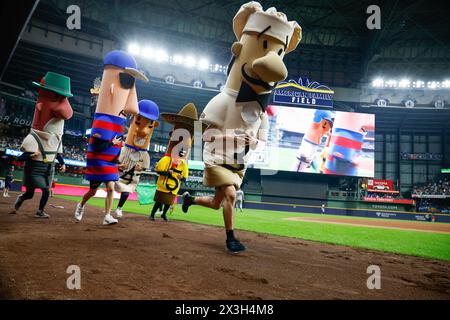 Milwaukee, WI, États-Unis. 26 avril 2024. La Sausage Race pendant le match entre les Brewers de Milwaukee et les Yankees de New York à American Family Field à Milwaukee, WISCONSIN. Darren Lee/CSM/Alamy Live News Banque D'Images