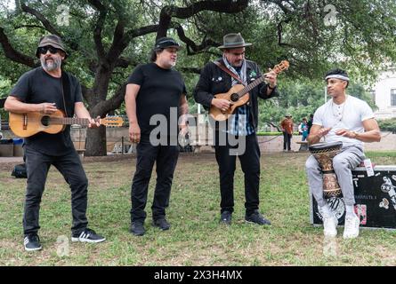 26 avril 2024, Austin, Texas, États-Unis : apparition du groupe nominé aux Grammy Awards 'Ozomatl' qui a interprété quelques chansons pour eux pour montrer leur soutien et aider à construire le moral alors que les étudiants de l'Université du Texas continuent de protester pacifiquement en faveur de la Palestine. (Crédit image : © Sandra Dahdah/ZUMA Press Wire) USAGE ÉDITORIAL SEULEMENT! Non destiné à UN USAGE commercial ! Banque D'Images