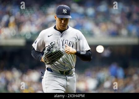 Milwaukee, WI, États-Unis. 26 avril 2024. Juan Soto (22 ans), l'outfielder des Yankees de New York, lors du match entre les Brewers de Milwaukee et les Yankees de New York à l'American Family Field à Milwaukee, WISCONSIN. Darren Lee/CSM/Alamy Live News Banque D'Images