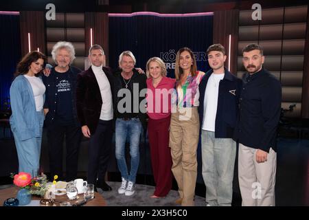 Liens von : Angie Berbuer, Content-Creatorin, verlor BEI einem Unfall ihre Unterschenkel, Wolfgang NIEDECKEN, Saenger, Musiker, BAP, Micky BEISENHERZ, modérateur, Matthias REIM, Saenger, Musiker, Susan LINK, Moderatorin, Jana ina ZARRELLA, Moderatorin, Mike SINGER, Saenger, Musiker, Edin HASANOVIC, Moderator und Schauspieler, zu Gast in der Sendung ,,Koelner Treff, im WDR Fernsehen, 26.04.2024. *** De gauche à droite Angie BERBUER, créatrice de contenu, a perdu sa jambe inférieure dans un accident, Wolfgang NIEDECKEN, chanteur, musicien, BAP, Micky BEISENHERZ, présentateur, Matthias REIM, chanteur, musicien, Susan LINK, prese Banque D'Images