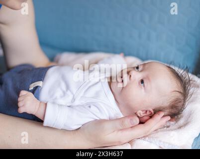 Bébé fille avec syndrome de Down dans les bras de mère Banque D'Images