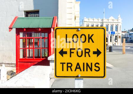 Panneau « chercher les trains » au passage à niveau, Thames Street, Oamaru, Otago, South Island, nouvelle-Zélande Banque D'Images