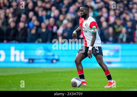ROTTERDAM, PAYS-BAS - 21 AVRIL : Lutsharel Geertruida de Feyenoord dribble avec le ballon lors de la finale de la Coupe néerlandaise TOTO KNVB entre Feyenoord et Banque D'Images