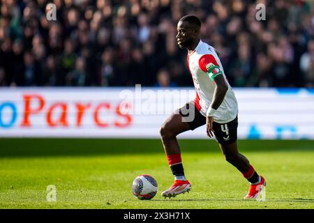 ROTTERDAM, PAYS-BAS - 21 AVRIL : Lutsharel Geertruida de Feyenoord dribble avec le ballon lors de la finale de la Coupe néerlandaise TOTO KNVB entre Feyenoord et Banque D'Images