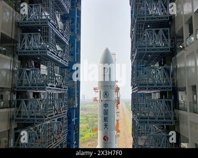 (240427) -- WENCHANG, 27 avril 2024 (Xinhua) -- cette photo prise le 27 avril 2024 montre la combinaison de la sonde lunaire Chang'e-6 et de la fusée longue March-5 Y8 transférée verticalement vers la zone de lancement du Centre de lancement spatial de Wenchang dans la province de Hainan, dans le sud de la Chine. La sonde lunaire Chang'e-6 devrait être lancée à un moment opportun début mai, selon la China National Space Administration (CNSA). La combinaison de la sonde lunaire Chang'e-6 et de la fusée long March-5 Y8 a été transférée verticalement samedi sur la zone de lancement Banque D'Images