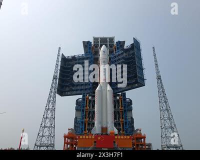 (240427) -- WENCHANG, 27 avril 2024 (Xinhua) -- cette photo prise le 27 avril 2024 montre la combinaison de la sonde lunaire Chang'e-6 et de la fusée longue March-5 Y8 ayant été transférées verticalement vers la zone de lancement du Centre de lancement spatial de Wenchang dans la province de Hainan, dans le sud de la Chine. La sonde lunaire Chang'e-6 devrait être lancée à un moment opportun début mai, selon la China National Space Administration (CNSA). La combinaison de la sonde lunaire Chang'e-6 et de la fusée long March-5 Y8 a été transférée verticalement samedi au launchin Banque D'Images