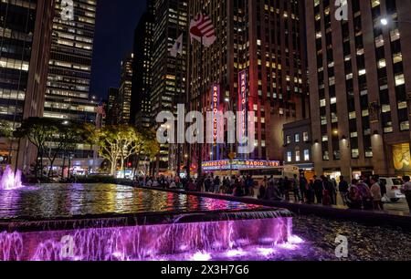 Fontaine devant le bâtiment Avenue of the Americas sur la 6ème Avenue, Midtown Manhattan, New York City avec Radio City Music Hall en arrière-plan. Banque D'Images