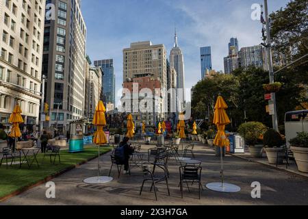 Personne solitaire à Worth Square, Midtown près des bâtiments historiques avec gratte-ciel Art Déco Empire State Building sur la 5ème Avenue derrière, Manhattan, New York. Banque D'Images