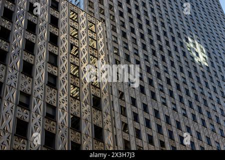 Lumière abstraite sur le bâtiment Secony-Mobile, NYC Land Mark 1956 gratte-ciel International moderne style. East 42 St, East Midtown, Manhattan, New York Banque D'Images