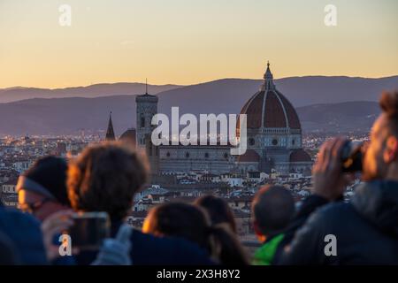 Foules prenant des photos de la cathédrale de Florence - Duomo - depuis Piazzale Michelangelo, un lieu classique de coucher de soleil qui souffre du surtourisme. Banque D'Images