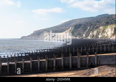 Groynes et défenses maritimes sur la plage de galets d'Eastbourne près de Beachy Head, East Sussex Banque D'Images