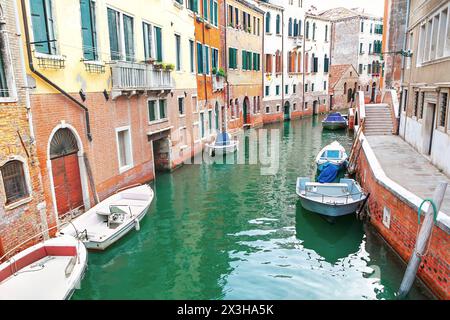 Canal d'eau typique à Venise Italie. Ville italienne sur l'eau Banque D'Images