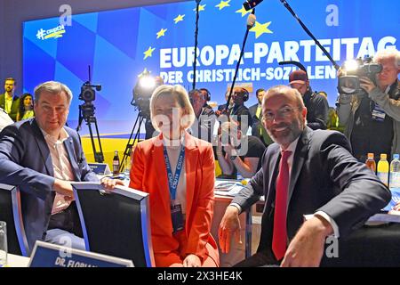 v.Li:Markus SOEDER Ministerpraesident Bayern und CSU Vorsitzender, Angelika NIEBLER, Manfred WEBER Partei- und Fraktionsvorsitzender der EVP, Kleiner CSU-Parteitag Europa-Parteitag2024 AM 27.04.2024, Eisbach Studios Muenchen *** de gauche Markus SOEDER premier ministre de Bavière et président de la CSU, Angelika NIEBLER, Manfred WEBER et président du groupe PPE petite Conférence du Parti CSU Conférence du Parti Europe 2024 le 27 04 2024, Eisbach Studios Munich Banque D'Images