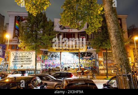 Hambourg, Allemagne. 26 avril 2024. Le Rote Flora, un bâtiment de l'ancien théâtre Flora du Schanzenviertel de Hambourg, occupé depuis novembre 1989, est illuminé par l'éclairage public crédit : Axel Heimken/dpa/Alamy Live News Banque D'Images