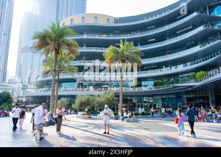 Les touristes marchent sur la passerelle du Dubai Mall. Banque D'Images