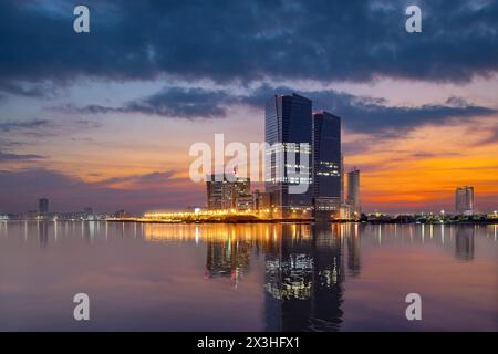 Paysage urbain, monuments de Karachi, Bahria Tower, Dolmen Mall Clifton, Golden Hour. Coucher de soleil à Karachi, vue mer Banque D'Images