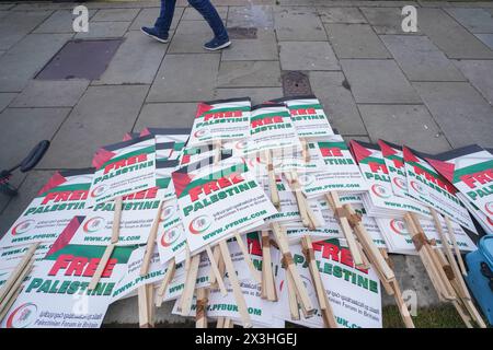 Londres, Royaume-Uni. 27 avril 2024. Free Palestine les panneaux les plus difficiles sont placés sur la place du Parlement avant la Marche nationale pour la Palestine. La marche est organisée par Palestine Solidarity Campaign et Froends d'Al Aqsa et a été prévue pour attirer 100 000 manifestants appelant à un cessez-le-feu immédiat et à la fin du bombardement de Gaza par Israël. Crédit : amer Ghazzal/Alamy Live News Banque D'Images