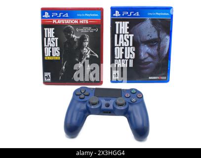 Ocala, FL 2-17-2024 The Last of US part un 1 et deux 2 boîte de jeu vidéo remasterisée avec une télécommande Sony Play station four 4 isolée sur bac blanc Banque D'Images