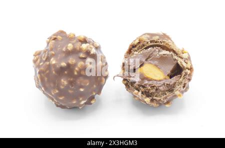 Ocala, FL 2-17-2024 chocolat sucré de qualité supérieure aux noisettes italiennes avec gaufrette croustillante écrasée Ferrero Roche pleine et demi ouverte montrant crémeuse Gooey dans Banque D'Images