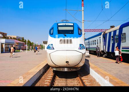 Boukhara, Ouzbékistan - 16 avril 2021: Afrosiyob ou Afrosiab est un train électrique à grande vitesse exploité sur la ligne Tashkent - Samarkand à la statio de Boukhara Banque D'Images