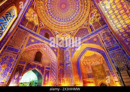 Samarkand, Ouzbékistan - 18 avril 2021 : Registan Tilya Kari Madrasah motif mosaïque décor fond de carreaux de céramique dans la ville de Samarkand, Ouzbékistan Banque D'Images