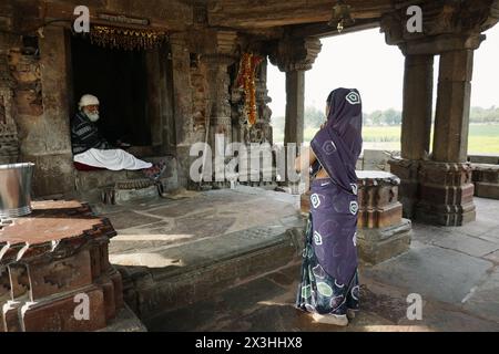 Rajasthan, Inde 02.05.2023. Le temple hindou de la déesse de la joie et du bonheur Harshat Mata a été construit dans les 8-9 siècles. Femme indienne prie en A. Banque D'Images